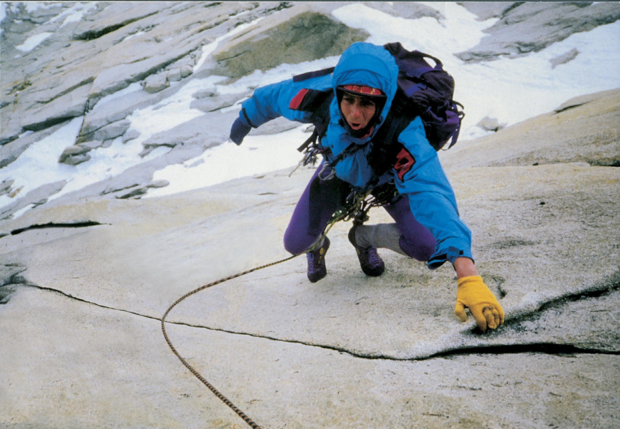 Alpiniste sur une dalle de granit