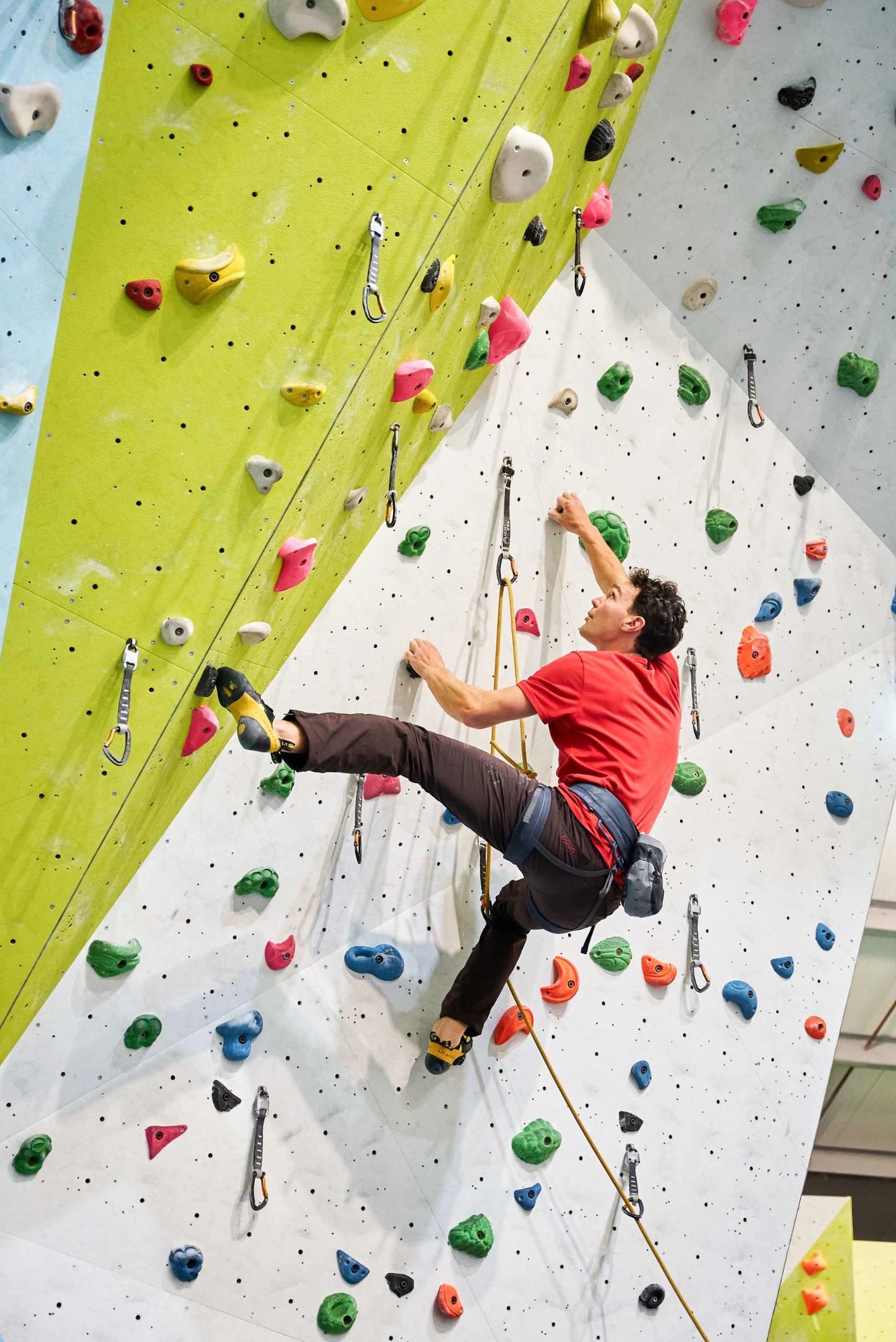 Grimpeur sur un mur d'escalade